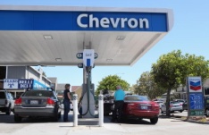 SAN RAFAEL, CA - AUGUST 13: Chevron customers pump gas into their cars at a Chevron gas station August 13, 2010 in San Rafael, California. U.S. retail sales rose 0.4 percent in July fueled by sales of cars and gasoline. (Photo by Justin Sullivan/Getty Images)