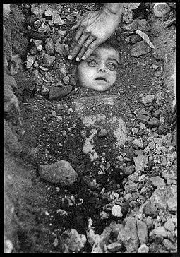 copil ucis la Bhopal. foto Greenpeace