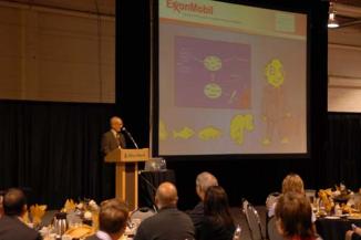 Andy Bichlbaum, un activiste des Yesmen, fait une présentation en se faisant passer pour une représentant de l'industrie pétrolière, lors de la conférence GO-Expo, à Calgary, au Canada, le 14 juin 2007. | DR