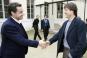 Le candidat de l'UMP, Nicolas Sarkozy, serre la main de l'�cologiste Nicolas Hulot, le 31 mars, � Paris.  | REUTERS/PHILIPPE WOJAZER